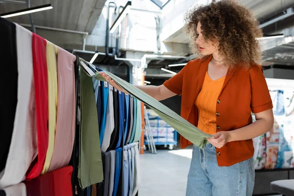Young Curly Woman Choosing Variety Fabric Textile Shop — Stock Photo, Image