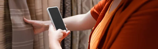 Vista Ritagliata Del Giovane Cliente Utilizzando Telefono Cellulare Vicino Panno — Foto Stock