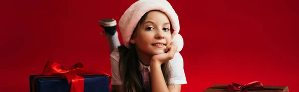 Šťastná Dívka Santa Klobouk Ležící Blízkosti Vánoční Dárky Při Pohledu — Stock fotografie