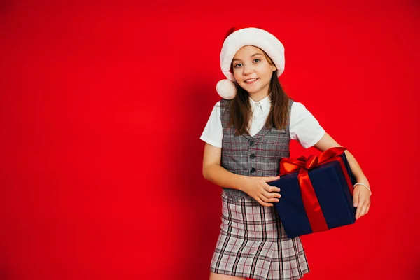 Tiener Meisje Stijlvolle Geruite Kleding Santa Hoed Met Kerstcadeau Geïsoleerd — Stockfoto