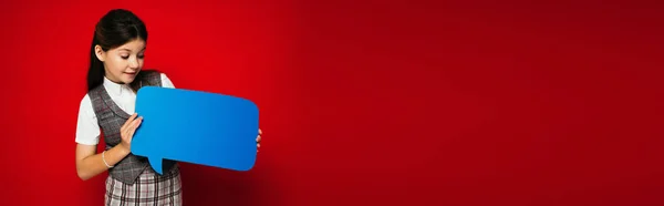 Счастливая Брюнетка Девушка Глядя Синий Пузырь Речи Изолированы Красный Баннер — стоковое фото