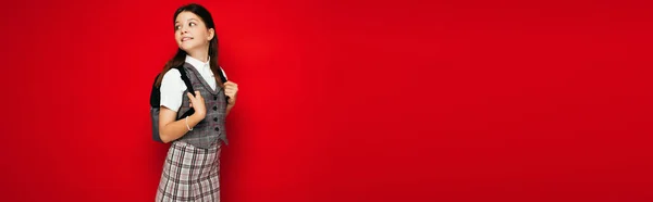 Щаслива Стильна Дівчина Шкільним Рюкзаком Дивиться Вбік Ізольовано Червоному Банер — стокове фото