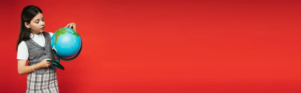 Brunett Flicka Rutiga Kläder Tittar Skolvärlden Isolerad Röd Banner — Stockfoto