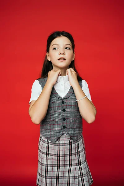 Tiener Schoolmeisje Geruite Rok Vest Aanpassen Kraag Van Blouse Weg — Stockfoto