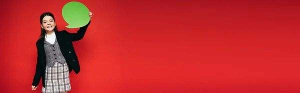 Стильна Дівчина Чорному Блістері Тримає Зелену Бульбашку Мовлення Ізольовано Червоному — стокове фото