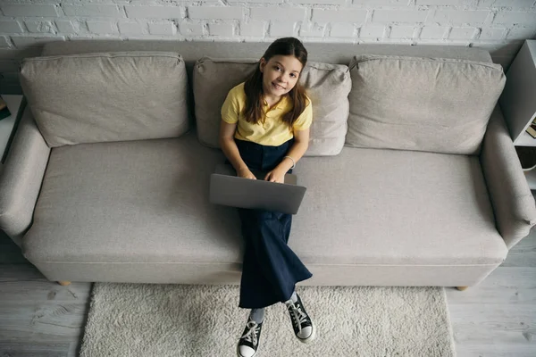 Top View Smiling Preteen Girl Sitting Couch Laptop Looking Camera — Stock Photo, Image
