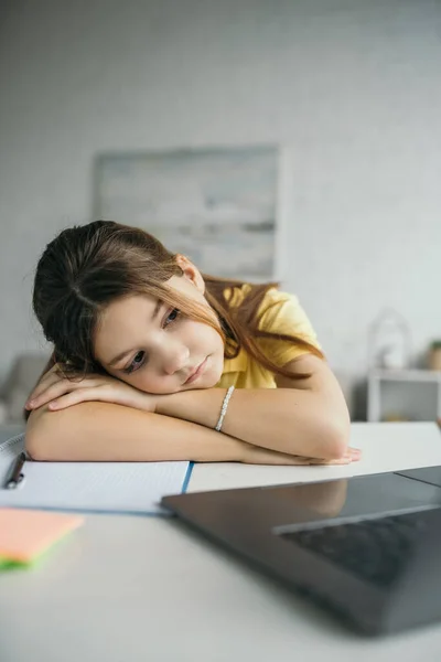 Menina Cansado Deitado Mesa Perto Notebook Laptop Com Tela Branco — Fotografia de Stock
