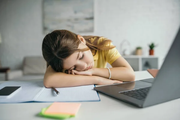 Evde Akıllı Telefonlu Kitapçık Dizüstü Bilgisayarın Yanında Uyuyan Yorgun Çocuk — Stok fotoğraf
