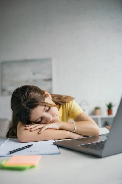 Yorgun Çocuk Evde Bulanık Önplanda Kitap Dizüstü Bilgisayarın Yanında Uyuyor — Stok fotoğraf