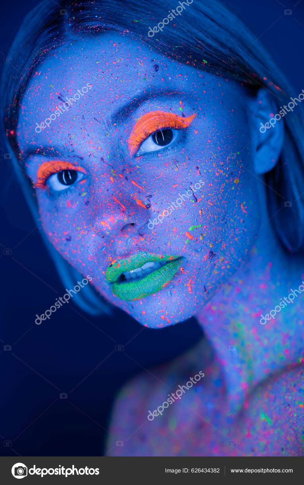 Retrato Mujer Con Maquillaje Brillante Pintura Neón Cara Aislada Azul:  fotografía de stock © AllaSerebrina #626434382