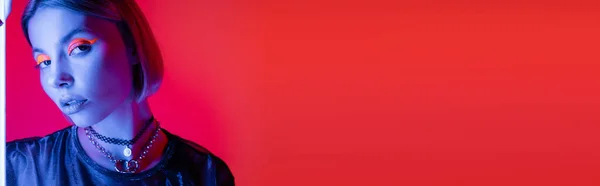 Kvinna Med Neon Makeup Tittar Kameran Blått Ljus Korall Röd — Stockfoto