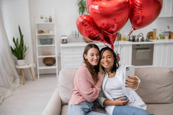 Usmívající Multietnické Lesbičky Pár Selfie Blízkosti Červené Balónky Valentýna — Stock fotografie