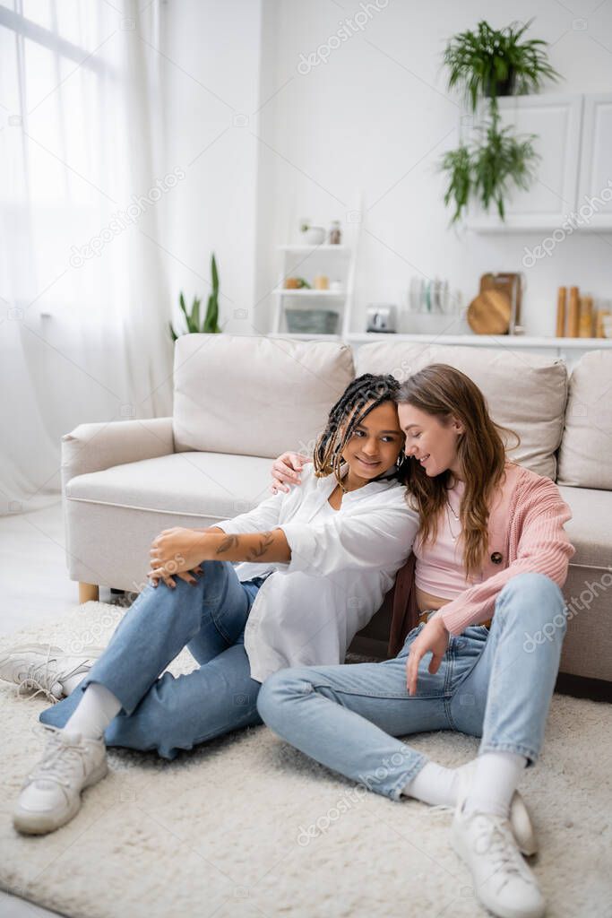 Uxlayotgan yalangoch xotiniga qarab