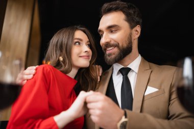 Sevgililer Günü kutlamalarında el ele tutuşan genç ve mutlu çiftin düşük açılı görüntüsü 