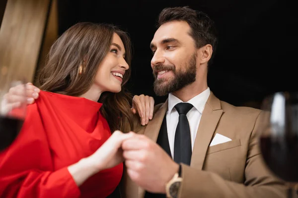 Tiefansicht Eines Fröhlichen Paares Beim Händchenhalten Während Der Feier Valentinstag — Stockfoto