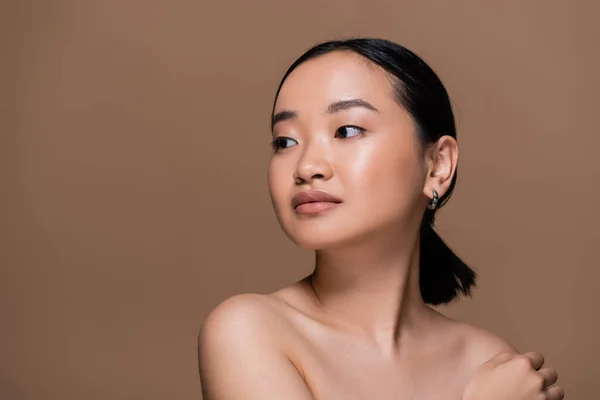 Young Asian Woman Naked Shoulders Looking Away Isolated Brown — Stock Photo, Image