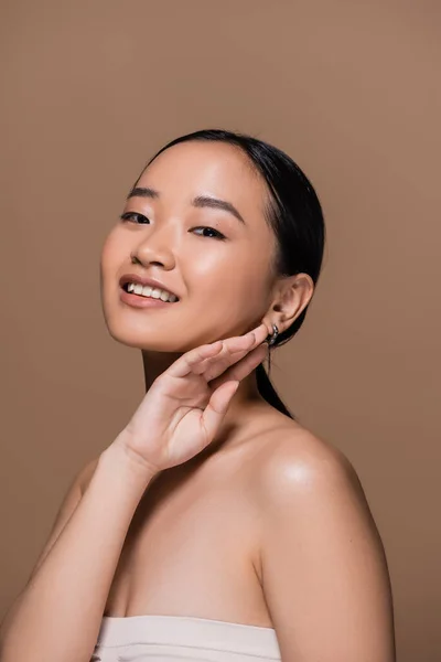 Pretty Asian Woman Naked Shoulders Smiling Camera Isolated Brown — Stock Photo, Image