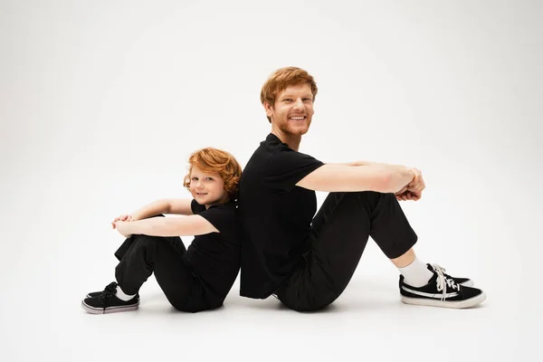 ⬇ Скачать Картинки Father Son Back, Стоковые Фото Father Son Back.