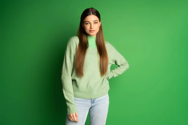 Brunette Teenager Jeans Jumper Holding Hand Hip Green Background — Fotografia de Stock