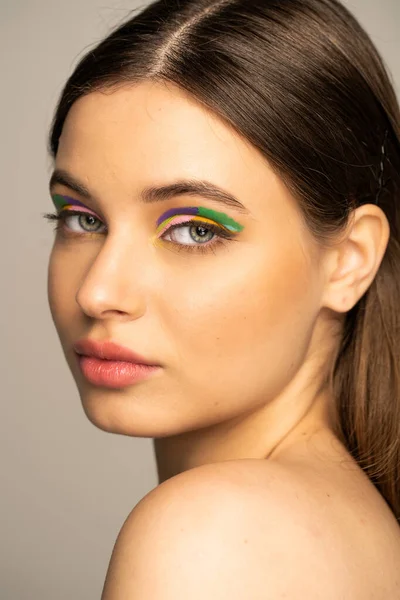 Porträtt Tonåring Modell Med Färgglada Makeup Isolerad Grå — Stockfoto