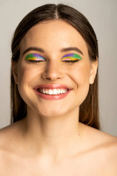 Портрет Моделі Підлітка Вірусом Посміхаючись Закритими Очима Ізольовано Сірому — стокове фото