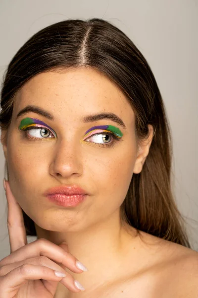 Pensiv Tonårsmodell Med Färgglada Makeup Tittar Bort Isolerad Grå — Stockfoto