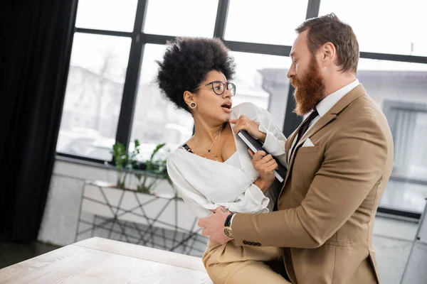 Bearded Businessman Formal Wear Trying Seduce Scared African American Colleague — 스톡 사진