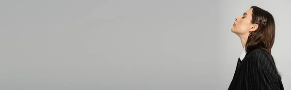 Профіль Красивої Брюнетки Чорному Смугастому Блістері Ізольовані Сірому Банер — стокове фото