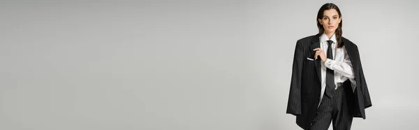 Молода Брюнетка Чорному Костюмі Білій Сорочці Дивиться Камеру Ізольовано Сірому — стокове фото