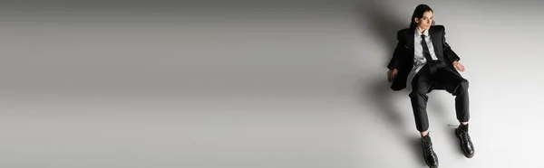 Високий Кут Зору Стильної Жінки Офіційному Одязі Шнурках Сидячи Сірому — стокове фото