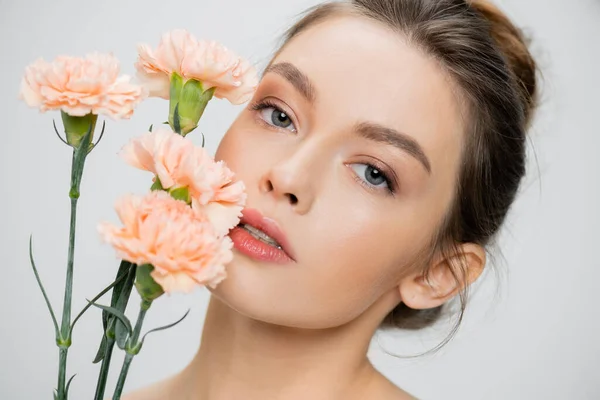Young Woman Perfect Skin Natural Makeup Looking Camera Fresh Carnations — Stockfoto