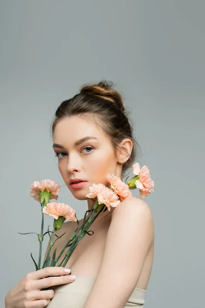 Pretty Young Woman Natural Makeup Bare Shoulders Looking Camera Peach — Stockfoto