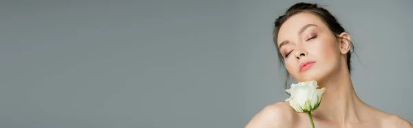 Sensual Woman Bare Shoulders Perfect Skin Posing Closed Eyes Fresh — Foto Stock