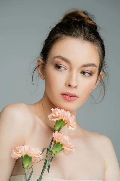 Charming Woman Naked Shoulders Perfect Skin Posing Peach Carnations Isolated — Stockfoto