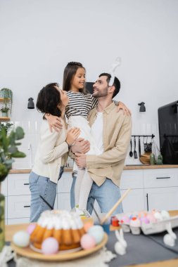 Paskalya pastası ve yumurtalarını evde bulanık bir şekilde tutuyorlar. 