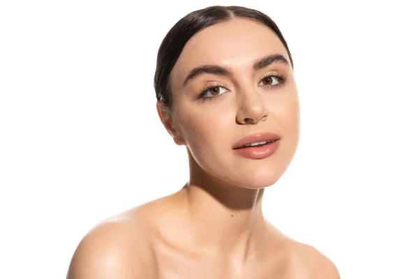 Brunett Ung Kvinna Med Bara Axlar Och Naturlig Makeup Tittar — Stockfoto
