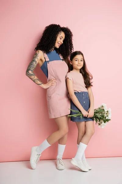 Full Length Trendy Woman Looking Daughter Bouquet Pink Background — Foto de Stock
