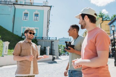 Yaz günü Kyiv 'e inen çok ırklı gezginlerle gezintide neşeli tur rehberliği yapıyor.