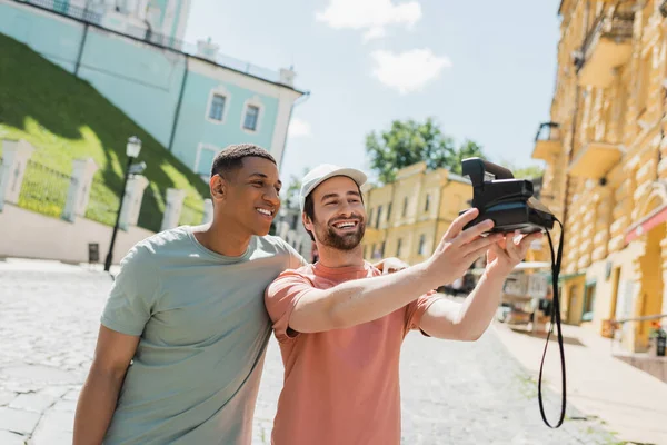 Homem Barbudo Feliz Levando Selfie Câmera Vintage Com Amigo Americano — Fotografia de Stock