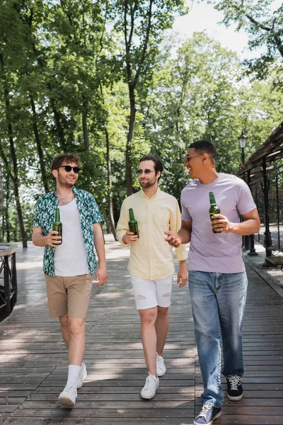 Full Length Happy Πολυπολιτισμική Φίλους Μοντέρνα Ρούχα Κρατώντας Μπουκάλια Μπύρας — Φωτογραφία Αρχείου