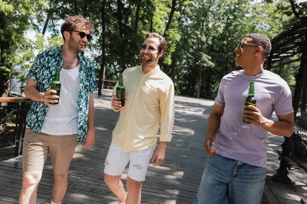 Unbekümmerte Multikulti Freunde Trendigen Sommeroutfit Und Sonnenbrille Spazieren Mit Bier — Stockfoto