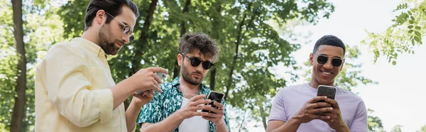 Carefree African American Man Using Smartphone Friends Trendy Sunglasses Green — Stock Photo, Image