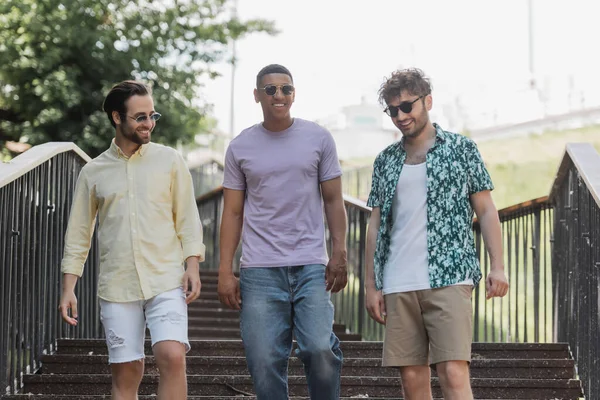 Lächelnde Multiethnische Freunde Mit Sonnenbrille Gehen Park Treppen Hinauf — Stockfoto