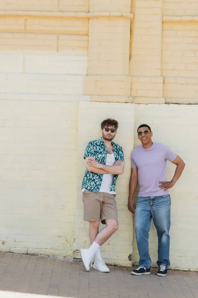 Multiethnische Freunde Mit Sonnenbrille Posieren Der Nähe Eines Gebäudes Auf — Stockfoto