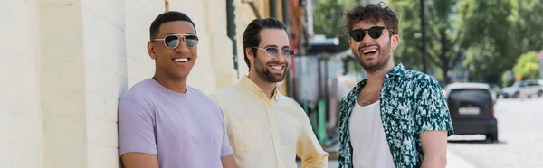 Hombres Interracial Positivos Gafas Sol Ropa Casual Pie Calle Urbana —  Fotos de Stock