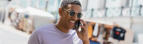 Homem Americano Africano Positivo Óculos Sol Falando Smartphone Rua Urbana — Fotografia de Stock