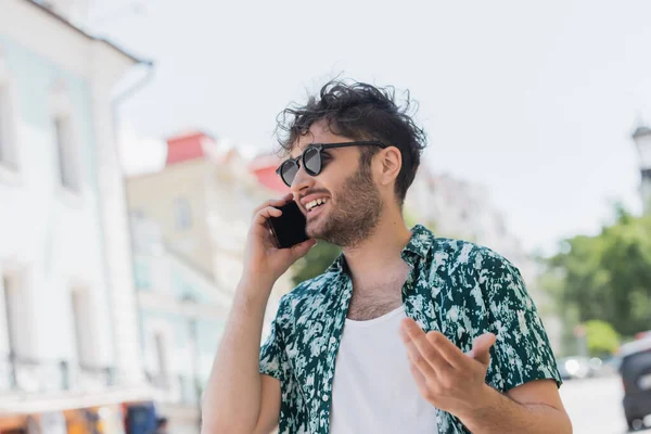Vousatý Muž Slunečních Brýlích Mluví Mobilu Městské Ulici Létě — Stock fotografie