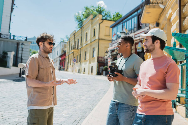 Руководство по общению с межрасовыми друзьями с помощью ретро-камеры на Подоле летом в Киеве 