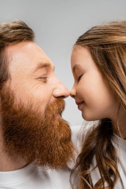 Sakallı baba ve reşit olmayan kızın burun burunayken gri renkte izole edilmiş görüntüsü. 