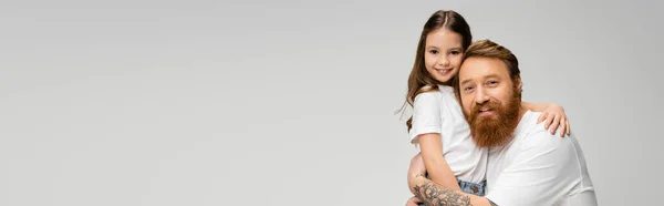 Preteen Menina Abraçando Tatuado Feliz Pai Isolado Cinza Banner — Fotografia de Stock